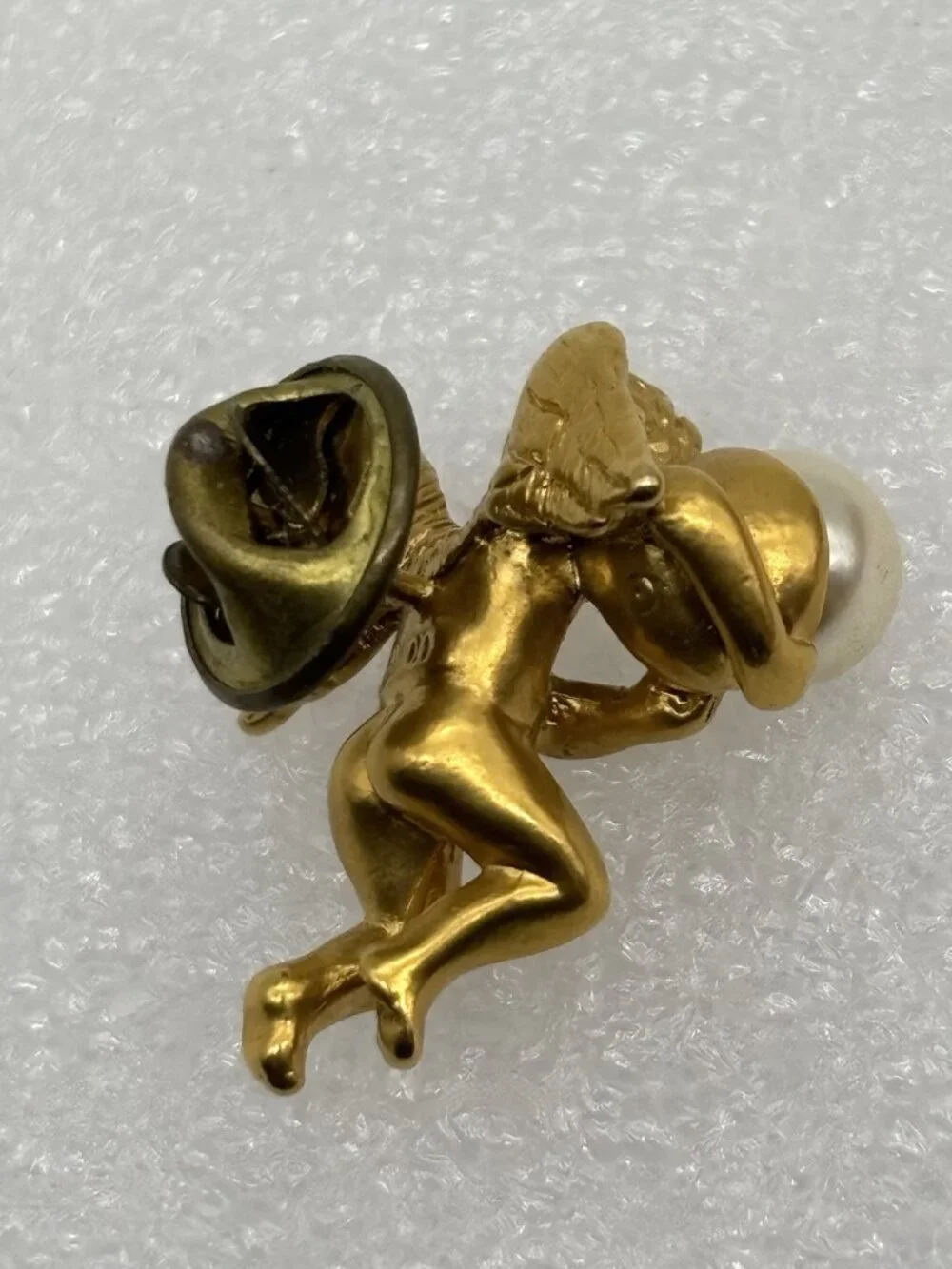Vintage Avon Angel Cherub Holding Faux Pearl Lapel Pin Matte Gold Tone 3D Signed